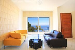 Seafront home 4' walk to private beach