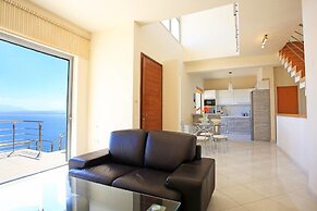 Seafront home 4' walk to private beach