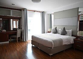 JJ Suites - Your Home on 11