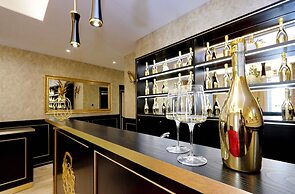 Spanish Diamond Luxury Suites & Jacuzzi