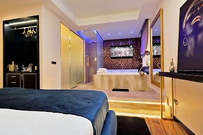 Spanish Diamond Luxury Suites & Jacuzzi