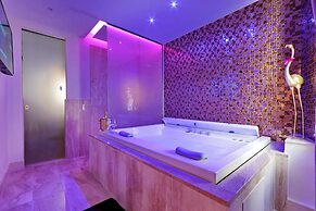 Spanish Diamond Luxury Suites & Jacuzzi