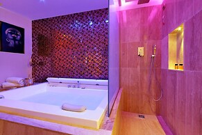 Spanish Diamond Luxury Suites & Jacuzzi