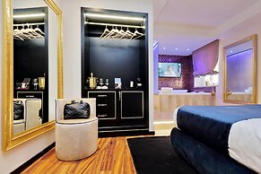 Spanish Diamond Luxury Suites & Jacuzzi