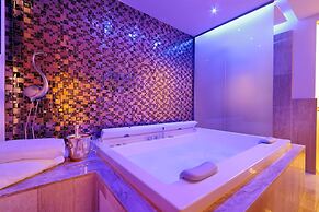 Spanish Diamond Luxury Suites & Jacuzzi