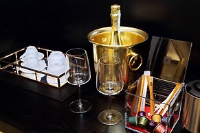 Spanish Diamond Luxury Suites & Jacuzzi