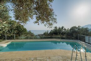 Ouzo Panoramic Houses 2, with private pool