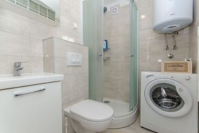 Spacious apartment Neven near center, with two AC units