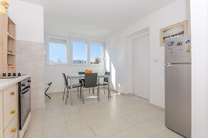 Spacious apartment Neven near center, with two AC units