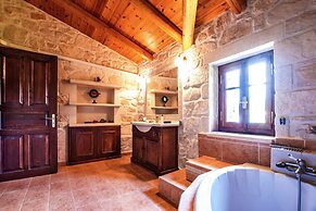 The Vivian - Luxury Stone Villa