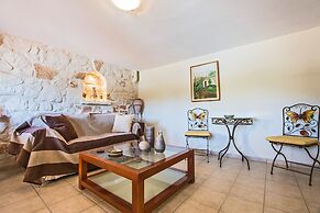 The Vivian - Luxury Stone Villa