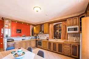 The Vivian - Luxury Stone Villa