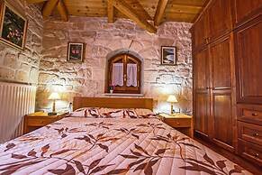 The Vivian - Luxury Stone Villa