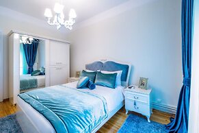 Acropolis Deluxe Apt Must