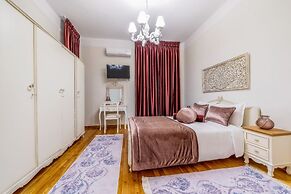 Acropolis Deluxe Apt Must