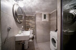 Acropolis Deluxe Apt Must