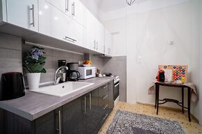 Acropolis Deluxe Apt Must