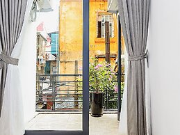 Amazing NYT Home Balcony Cozy Studio