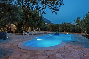 Luxury villa complex Pendolino with heated pool and jacuzzi