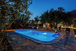 Luxury villa complex Pendolino with heated pool and jacuzzi