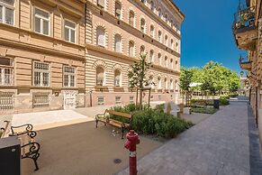 happy home Budapest BLUE