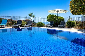 Stunning 3 bedroom villa 'BZ01' with private pool, stunning views, com