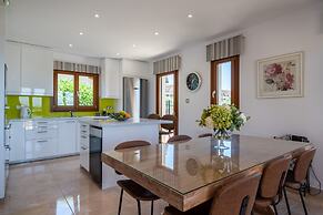 Stunning 3 bedroom villa 'BZ01' with private pool, stunning views, com