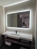 Luxor Inn & Suites, a Travelodge by Wyndham