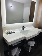 Luxor Inn & Suites, a Travelodge by Wyndham