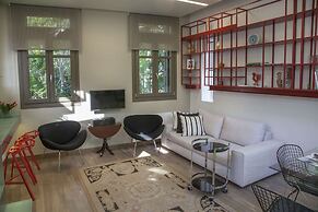 Tripodon Plaka in the shade of Acropolis by GHH