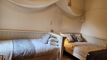 OYO Cornerstone Manor Hotel
