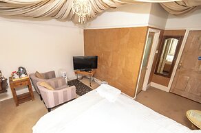 OYO Cornerstone Manor Hotel