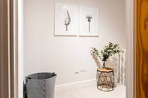 The Modern Classic - Contemporary & Elegant 3bdr Home