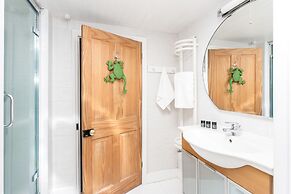 The Modern Classic - Contemporary & Elegant 3bdr Home