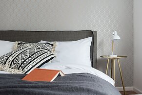 The Century Chalet - Contemporary 2bdr Townhouse With Parking