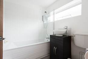 The Century Chalet - Contemporary 2bdr Townhouse With Parking