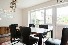 The Century Chalet - Contemporary 2bdr Townhouse With Parking