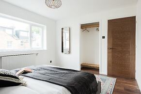 The Century Chalet - Contemporary 2bdr Townhouse With Parking