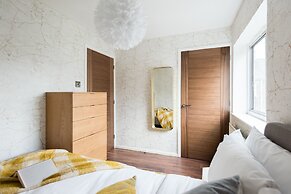 The Century Chalet - Contemporary 2bdr Townhouse With Parking