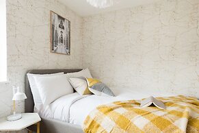 The Century Chalet - Contemporary 2bdr Townhouse With Parking