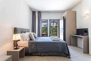 Sani More & Sani Woods