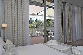 Sani More & Sani Woods