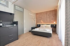 Sani More & Sani Woods