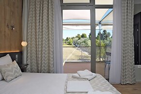 Sani More & Sani Woods