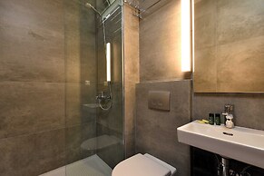 Sani More & Sani Woods