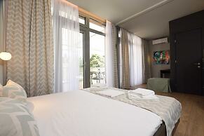 Sani More & Sani Woods