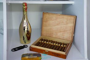 Atlantis Hotel & Apartments