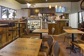 Waikiki Banyan - Ocean View Tower 2 Suite 2904