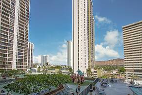 Waikiki Banyan - Pool View Tower 1 Suite 707