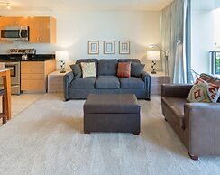 Waikiki Banyan - Pool View Tower 1 Suite 707